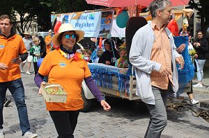 Feiernde Menschen bei einem Festumzug
