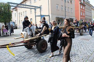 Festumzug mit fr&ouml;hlichen Menschen