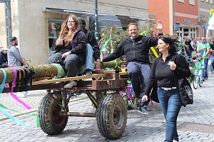 Festumzug mit fr&ouml;hlichen Menschen