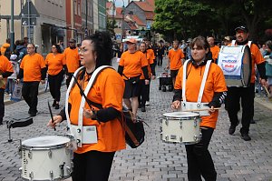 Festumzug mit fr&ouml;hlichen Menschen