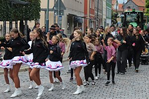 Festumzug mit fr&ouml;hlichen Menschen