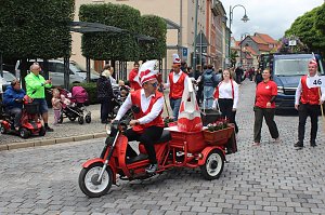 Festumzug mit fr&ouml;hlichen Menschen