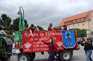 Festumzug mit fr&ouml;hlichen Menschen
