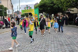 Festumzug mit fr&ouml;hlichen Menschen