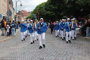Festumzug mit fr&ouml;hlichen Menschen