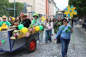 Festumzug mit fr&ouml;hlichen Menschen
