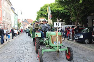 Festumzug mit fr&ouml;hlichen Menschen