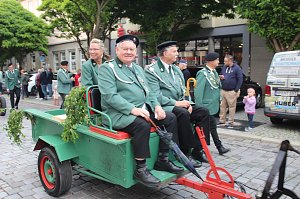 Festumzug mit fr&ouml;hlichen Menschen