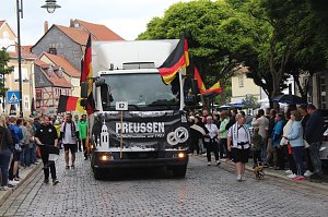Festumzug mit fr&ouml;hlichen Menschen