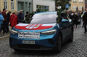 Festumzug mit fr&ouml;hlichen Menschen