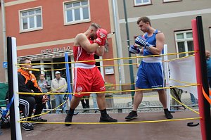 Festumzug mit fr&ouml;hlichen Menschen