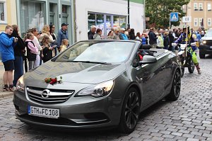 Festumzug mit fr&ouml;hlichen Menschen