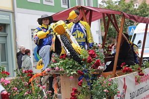 Festumzug mit fr&ouml;hlichen Menschen