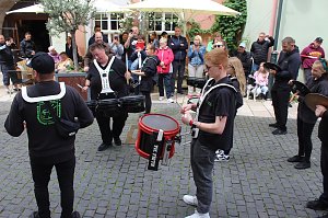 Festumzug mit fr&ouml;hlichen Menschen