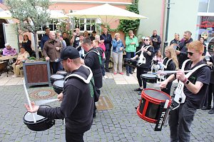 Festumzug mit fr&ouml;hlichen Menschen