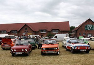 Oldtimer auf dem Scheunenhof