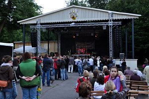 John Michae Kelly & Frau Maite Itoiz im Gehege
