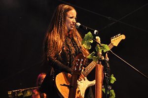 John Michae Kelly & Frau Maite Itoiz im Gehege