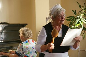 Sorgten f&uuml;r Appetitanregung: Erika Schirmer am Klavier und Margot Hattenhauer mit Holzl&ouml;ffel und Stimme