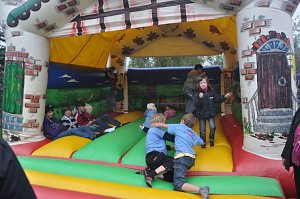 "Vielfalt tut gut" - Stra&szlig;enfest beim Falken