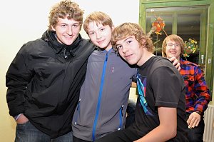 Coole Junge Party im Klubhaus
