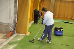 Arbeitseinsatz in der Halle