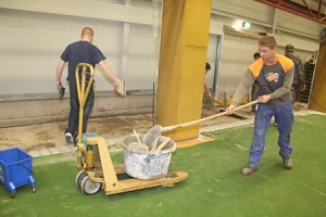 Arbeitseinsatz in der Halle