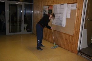 Arbeitseinsatz in der Halle