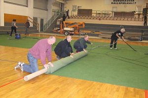 Arbeitseinsatz in der Halle