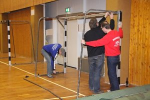 Arbeitseinsatz in der Halle
