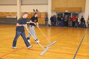Arbeitseinsatz in der Halle