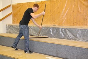 Arbeitseinsatz in der Halle