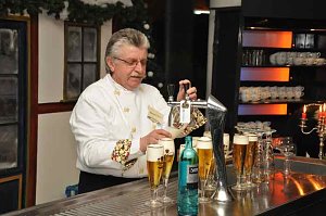 &Auml;rzte- und Apothekerball im Autohaus Peter