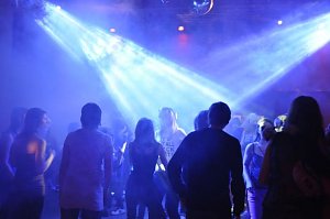 Coole Junge Party im Klubhaus