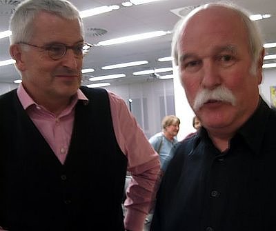 Bild: Andreas Lesser, Prof. Dr. Rainer Vollmer, Mitglieder des Stiftungsbeirates der B&uuml;rgerstiftung im Gespr&auml;ch am Rande der Jahreshauptversammlung.