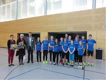 Bild: Stolze Sportler des Schiller Gymnasiums im neuen Dress und ihre Sponsoren