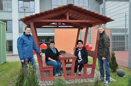 Bild: Frau Ostwald, Oliver Myler, Kenny Riemann beim Rundgang mit Sparkassenfilialleiterin Doreen Letzsch