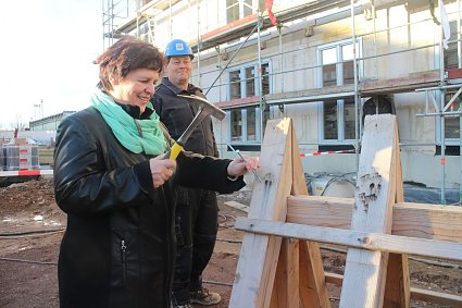 Bild: SWG Gesch&auml;ftsf&uuml;hrerin Carola Franke schlug traditionell den letzten Nagel ins Geb&auml;lk