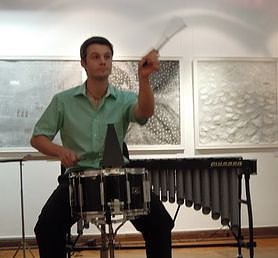 Bild: Stefan Landes sorgte mit Trommel und Vibraphone im Nordh&auml;user Kunsthaus f&uuml;r irre Klangerlebnisse