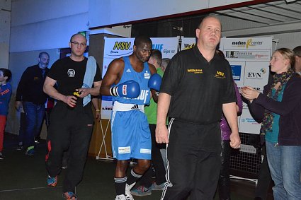 Bild: Der Schwede Clarence Goyeram beim Einlauf in den Ring