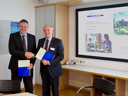 Bild: Der Pr&auml;sident der Hochschule Nordhausen, Prof. Dr. J&ouml;rg Wagner, und der Vorstand der Evangelischen Lukas-Stiftung Altenburg, Frank B&ouml;hning, nach der Vertragsunterzeichnung am 16. Dezember 2014 in Altenburg