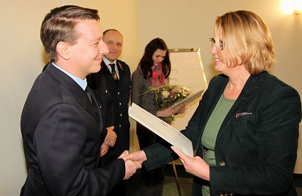 Bild: Ren&eacute; Willerbach, ebenfalls aktiv in der Berufsfeuerwehr und Mitglied der Feuerwehr Steinbr&uuml;cken hat Jutta Krauth gestern zum Kreisbrandmeister des Landkreises berufen