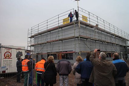 Bild: Traditionelles Richtfest am Zeppelinweg - im Juni sollen das neue Haus bezogen werden