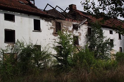 Bild: Von einer ehemals kleinen Wohnsiedlung nord&ouml;stlich von Drei Streif k&uuml;nden nur noch Hausruinen von einstigem Glanz.