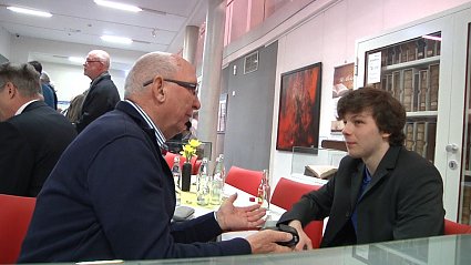 Bild: Jung und Alt im Gespr&auml;ch - die Gedenkkultur Nordhausens befindet sich im Umbruch