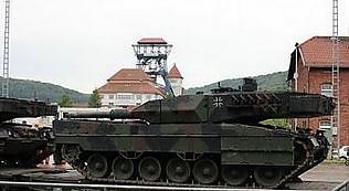 Bild: Panzer rollen durch die Stadt