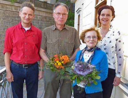 Bild: Mit einem Dankesch&ouml;n verabschiedet
