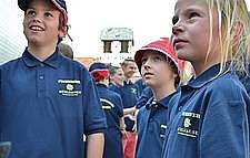 Bild: Die Kinder- und Jugendfeuerwehr bekam jetzt neue Polohemden, die mit dem neuen Stadtlogo versehen sind.