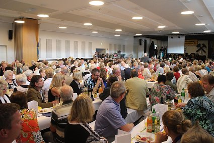 Bild: "Man k&ouml;nnte meinen wir h&auml;tten die Halle zu klein gebaut" - zur Er&ouml;ffnung war Sollstedts neue Festhalle gleich voll besetzt