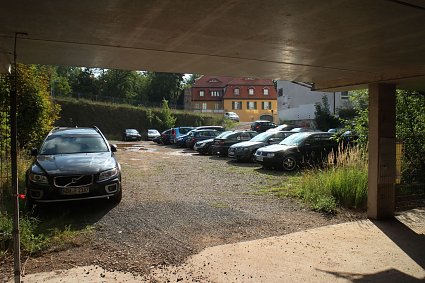Bild: Einst als Gro&szlig;projekt geplant, heute nur ein Parkplatz - die Baugrube am Hagen